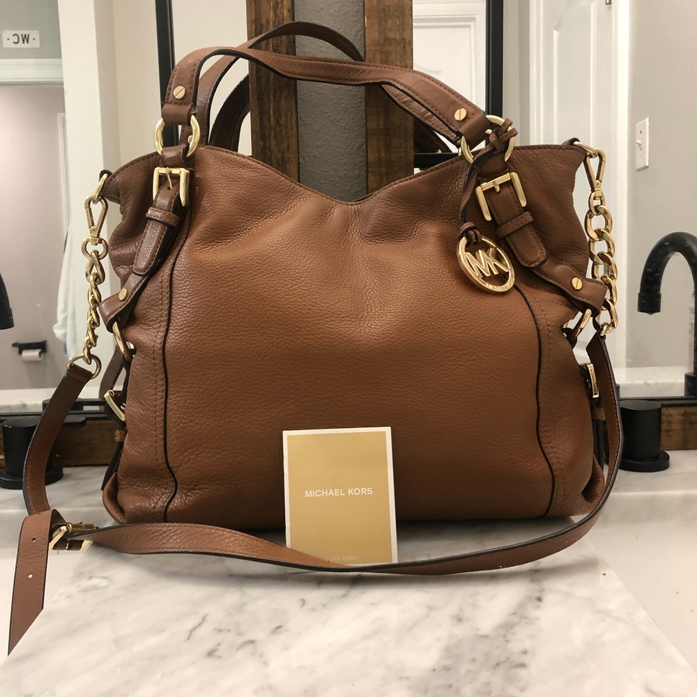 Micheal Kors Leather purse in Amazing like new condition!